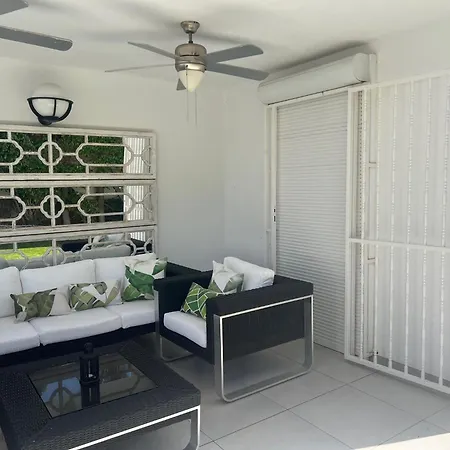 Luxury 4 Bedroom With Jacuzzi & Large Garden Villa *