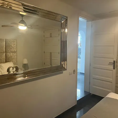 Luxury 4 Bedroom With Jacuzzi & Large Garden Playa de las Américas