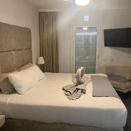 Luxury 4 Bedroom With Jacuzzi & Large Garden Villa