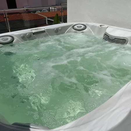 Luxury 4 Bedroom With Jacuzzi & Large Garden Villa Playa de las Américas