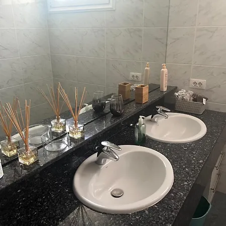 Villa Luxury 4 Bedroom With Jacuzzi & Large Garden