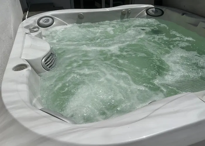 Luxury 4 Bedroom With Jacuzzi & Large Garden 빌라 플라야데라스아메리카스