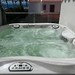 فيلة Luxury 4 Bedroom With Jacuzzi & Large Garden
