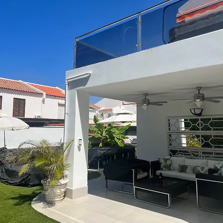 Luxury 4 Bedroom With Jacuzzi & Large Garden Villa *