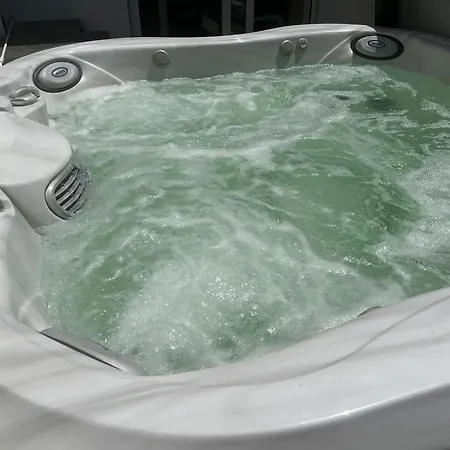 Luxury 4 Bedroom With Jacuzzi & Large Garden Вилла Плая-де-лас-Америкас