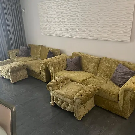 Luxury 4 Bedroom With Jacuzzi & Large Garden Вилла