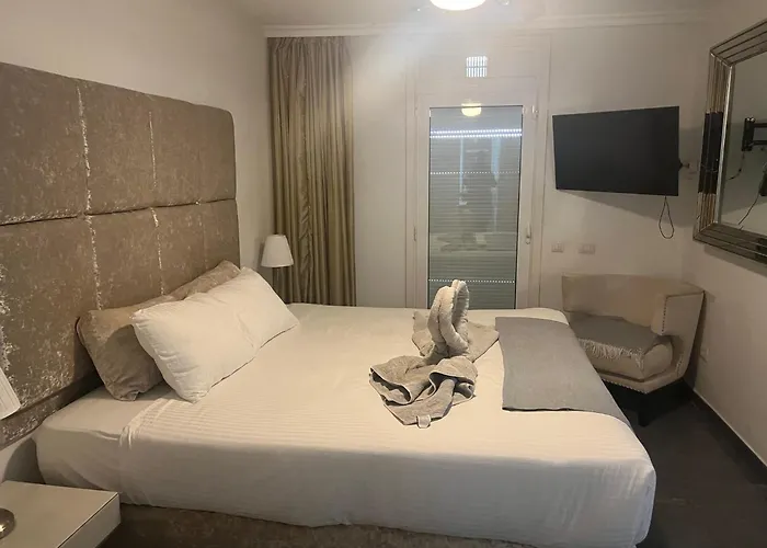 Luxury 4 Bedroom With Jacuzzi & Large Garden فيلة