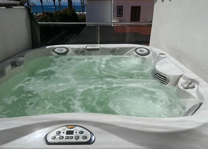 Вілла Luxury 4 Bedroom With Jacuzzi & Large Garden