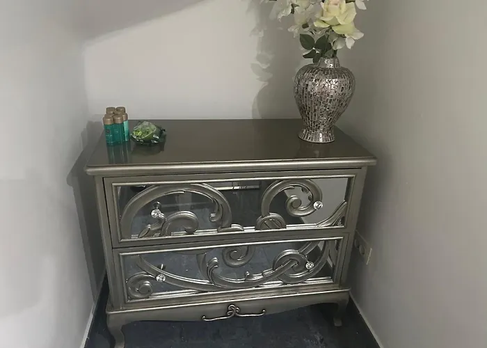 Luxury 4 Bedroom With Jacuzzi & Large Garden Вілла *