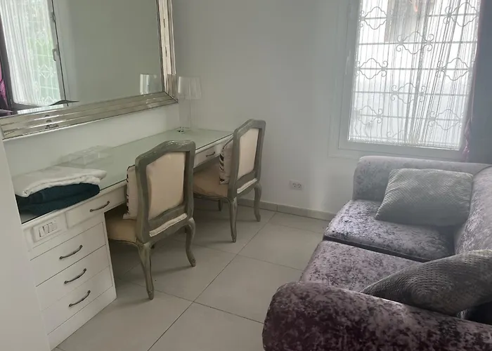 Вілла Luxury 4 Bedroom With Jacuzzi & Large Garden