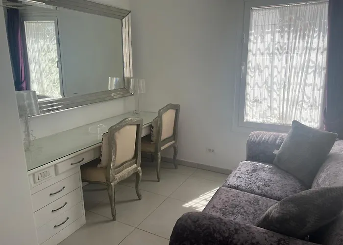 Luxury 4 Bedroom With Jacuzzi & Large Garden Вілла *