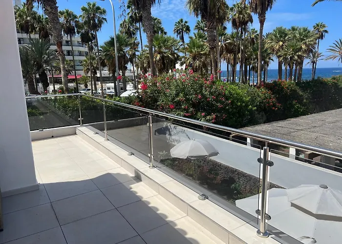 Luxury 4 Bedroom With Jacuzzi & Large Garden فيلة