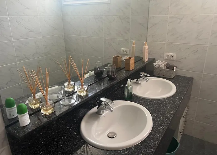 Вілла Luxury 4 Bedroom With Jacuzzi & Large Garden