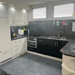 Luxury 4 Bedroom With Jacuzzi & Large Garden Βίλα *