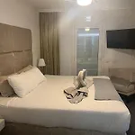 Luxury 4 Bedroom With Jacuzzi & Large Garden Βίλα