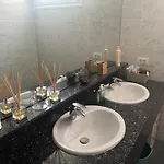 Βίλα Luxury 4 Bedroom With Jacuzzi & Large Garden