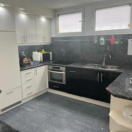 Luxury 4 Bedroom With Jacuzzi & Large Garden 别墅 *
