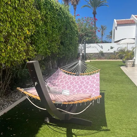 Luxury 4 Bedroom With Jacuzzi & Large Garden Villa *