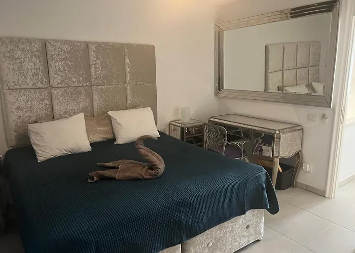 Luxury 4 Bedroom With Jacuzzi & Large Garden Playa de las Américas