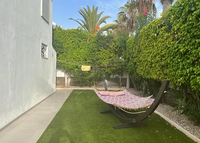 Luxury 4 Bedroom With Jacuzzi & Large Garden Playa de las Américas