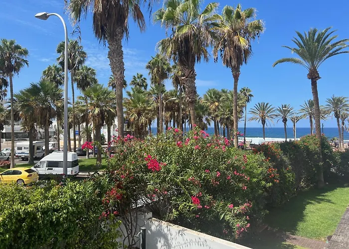 Luxury 4 Bedroom With Jacuzzi & Large Garden Villa Playa de las Américas