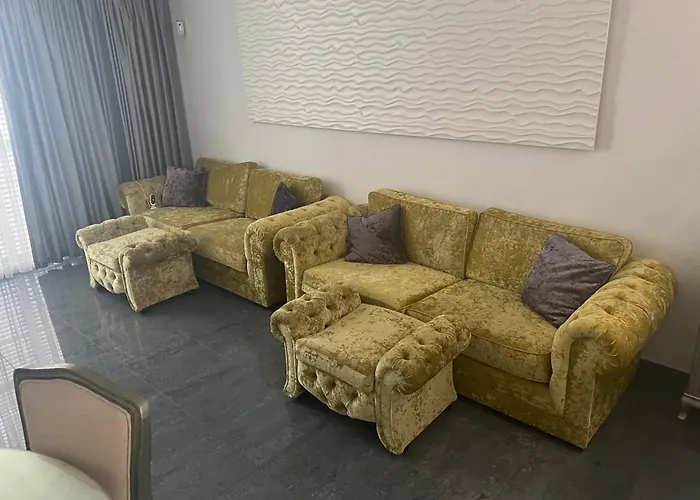 Luxury 4 Bedroom With Jacuzzi & Large Garden Villa